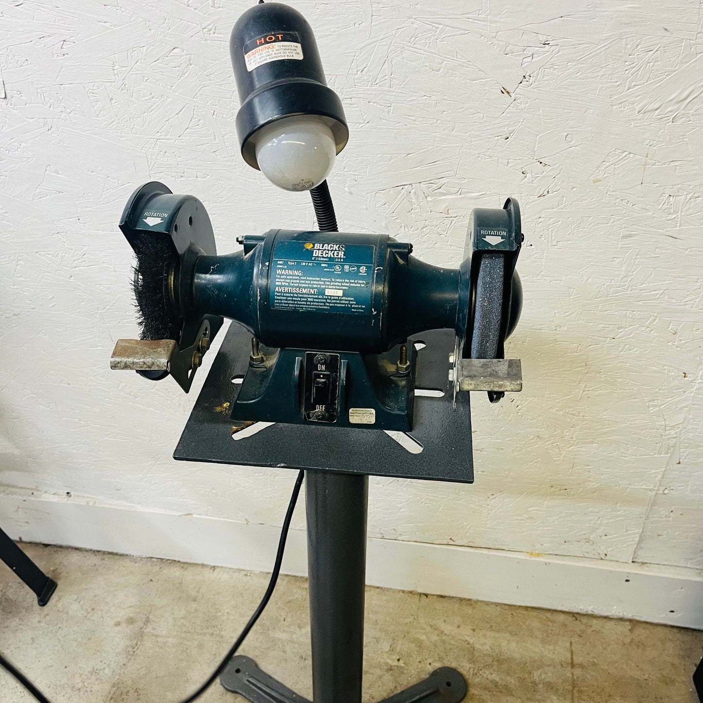 BLACK + DECKER 6″ Bench Grinder (w/ Flex Light and Shield)