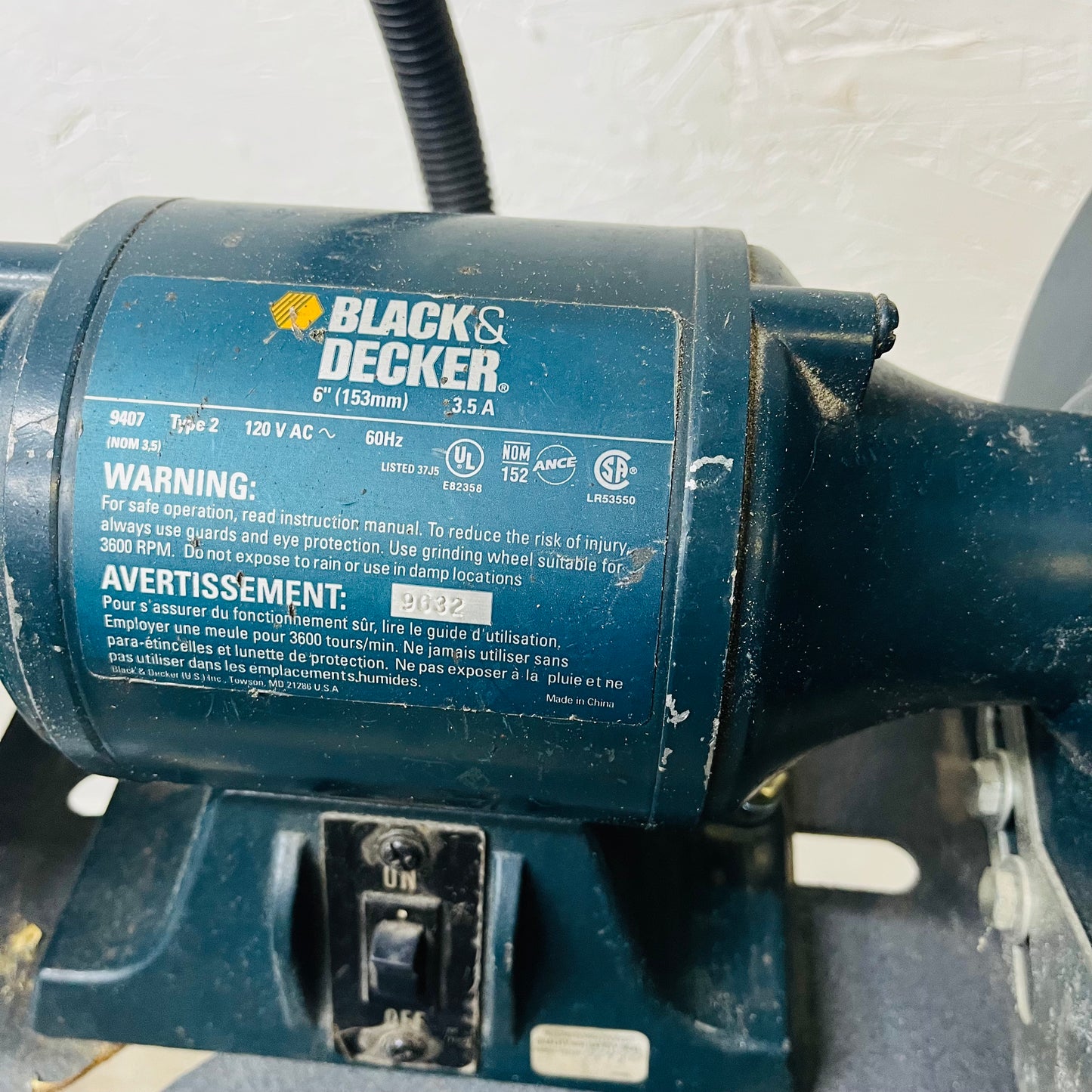 BLACK + DECKER 6″ Bench Grinder (w/ Flex Light and Shield)