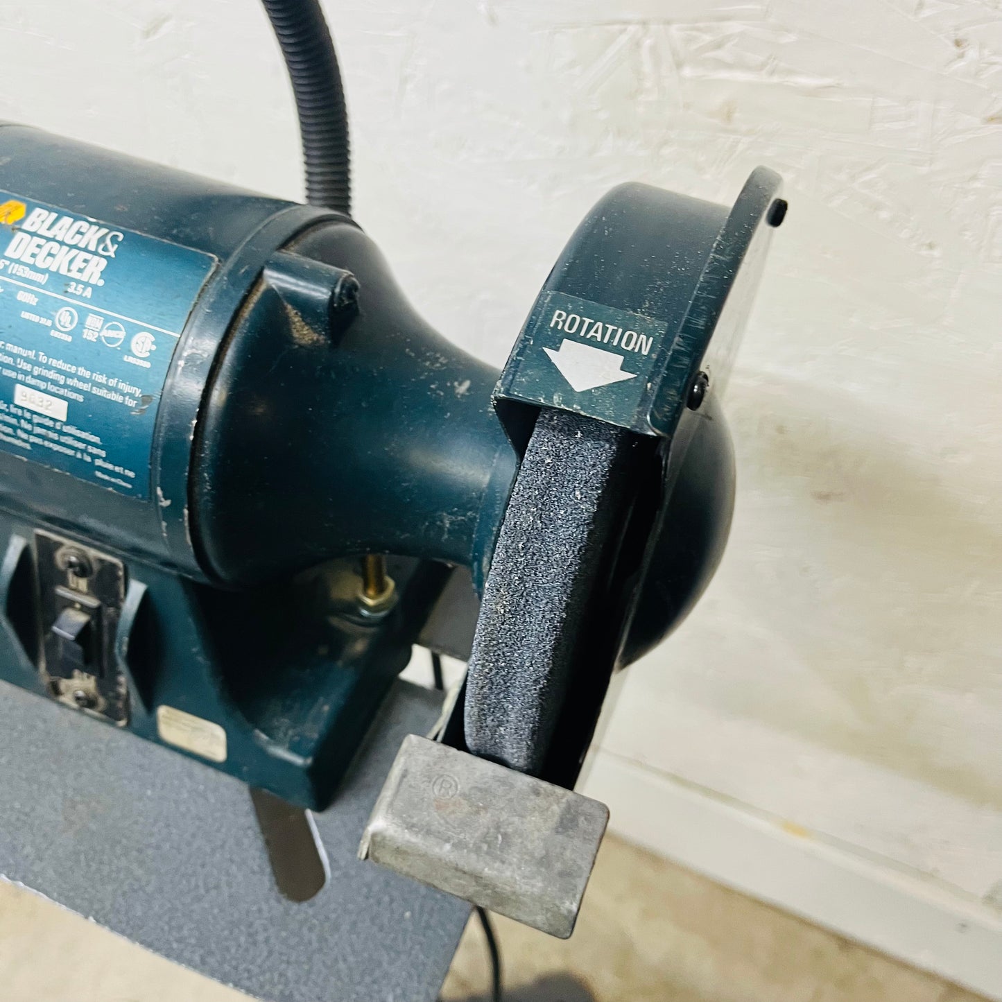 BLACK + DECKER 6″ Bench Grinder (w/ Flex Light and Shield)