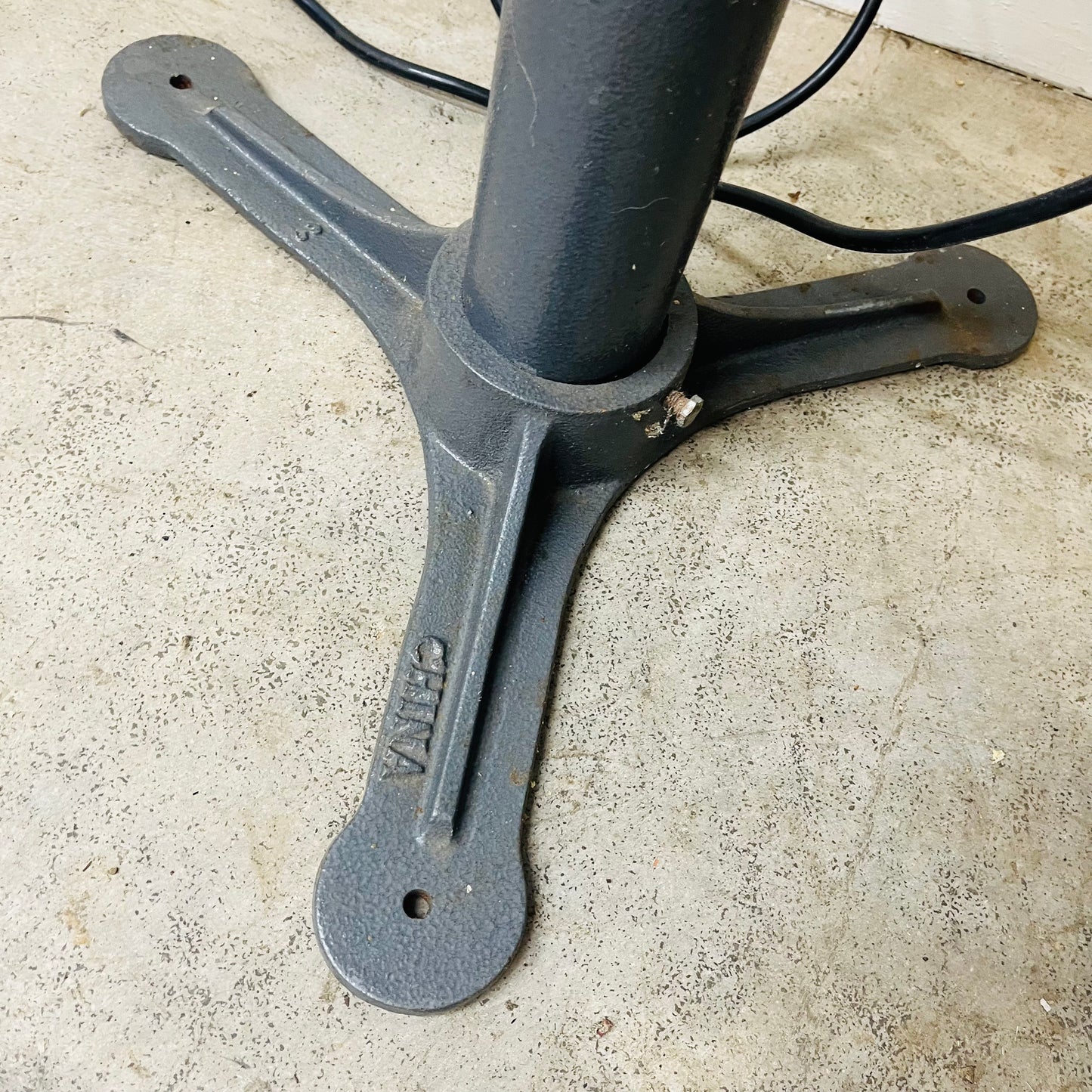 BLACK + DECKER 6″ Bench Grinder (w/ Flex Light and Shield)