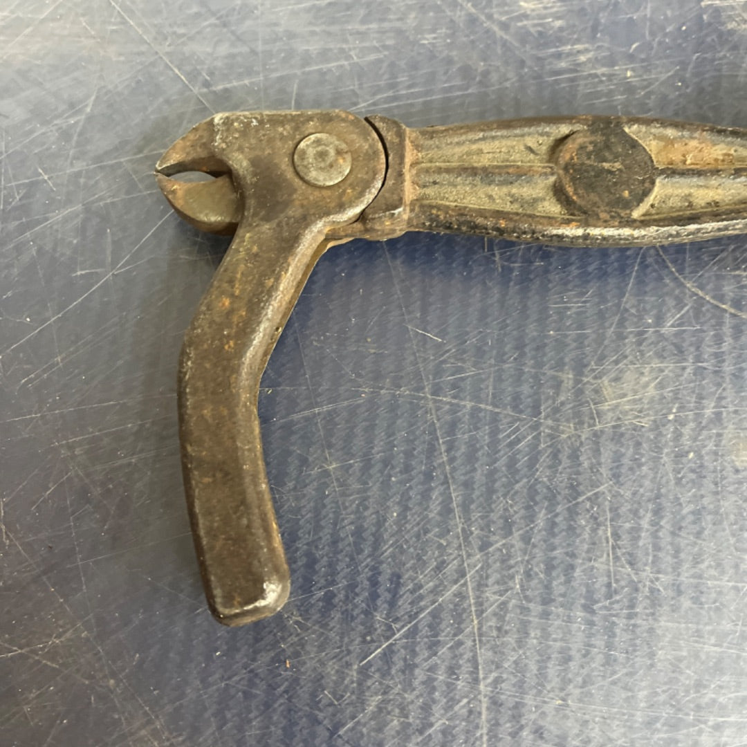 Suregrip Vintage Cast Iron Nail Puller – Made in USA Heavy-Duty Nail Remover Tool