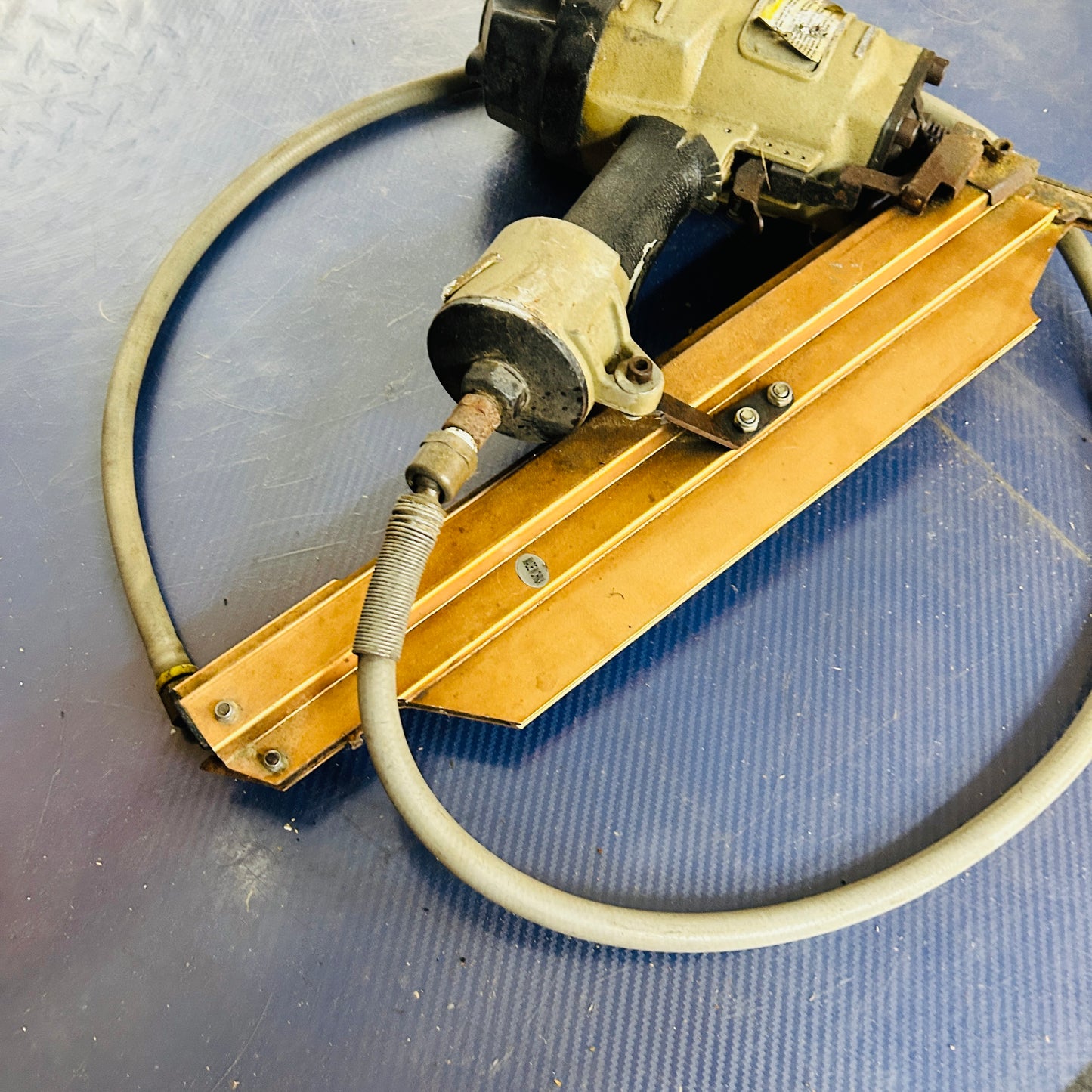 Heavy-Duty Pneumatic Framing Nailer – Used Air-Powered Nail Gun for Construction & Carpentry