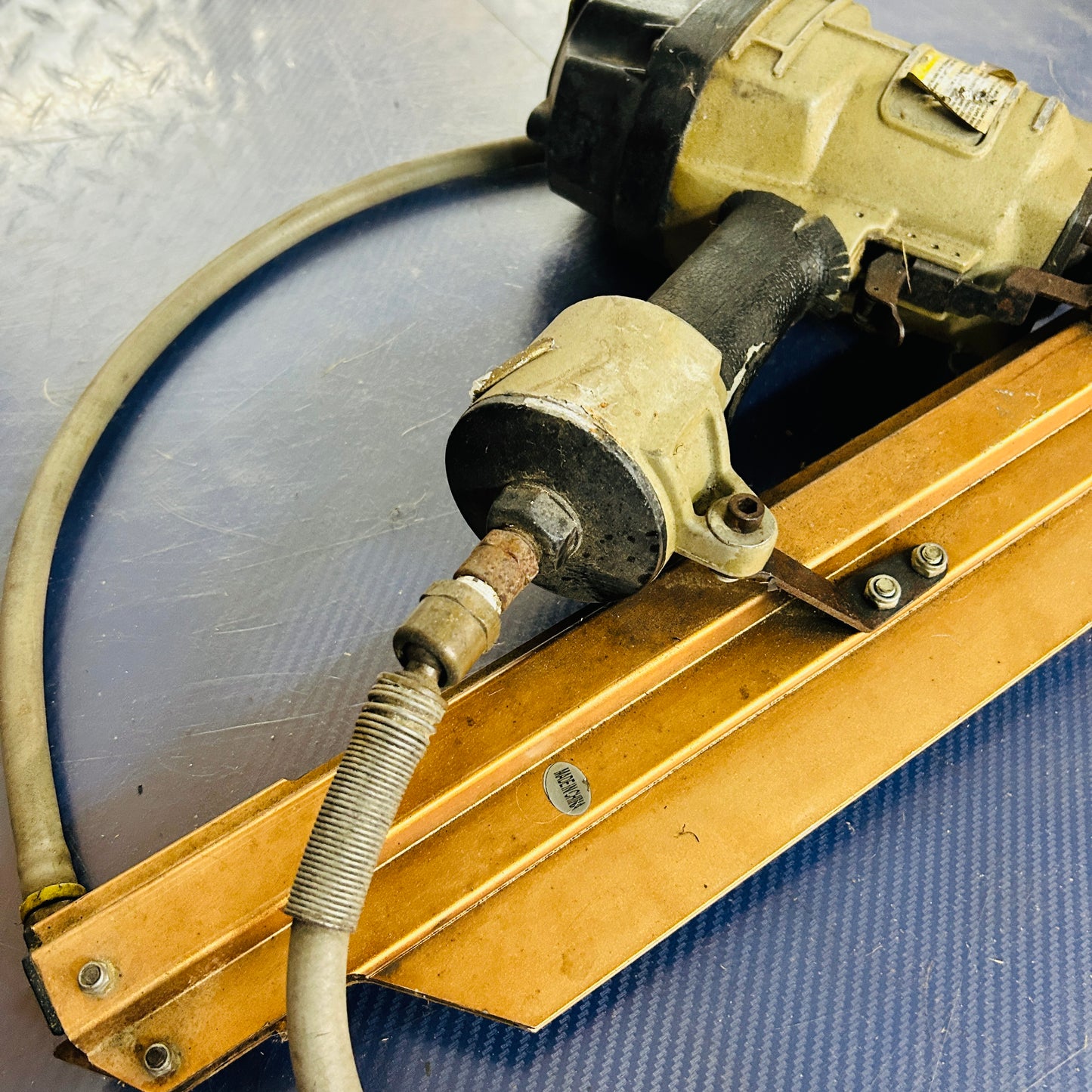 Heavy-Duty Pneumatic Framing Nailer – Used Air-Powered Nail Gun for Construction & Carpentry