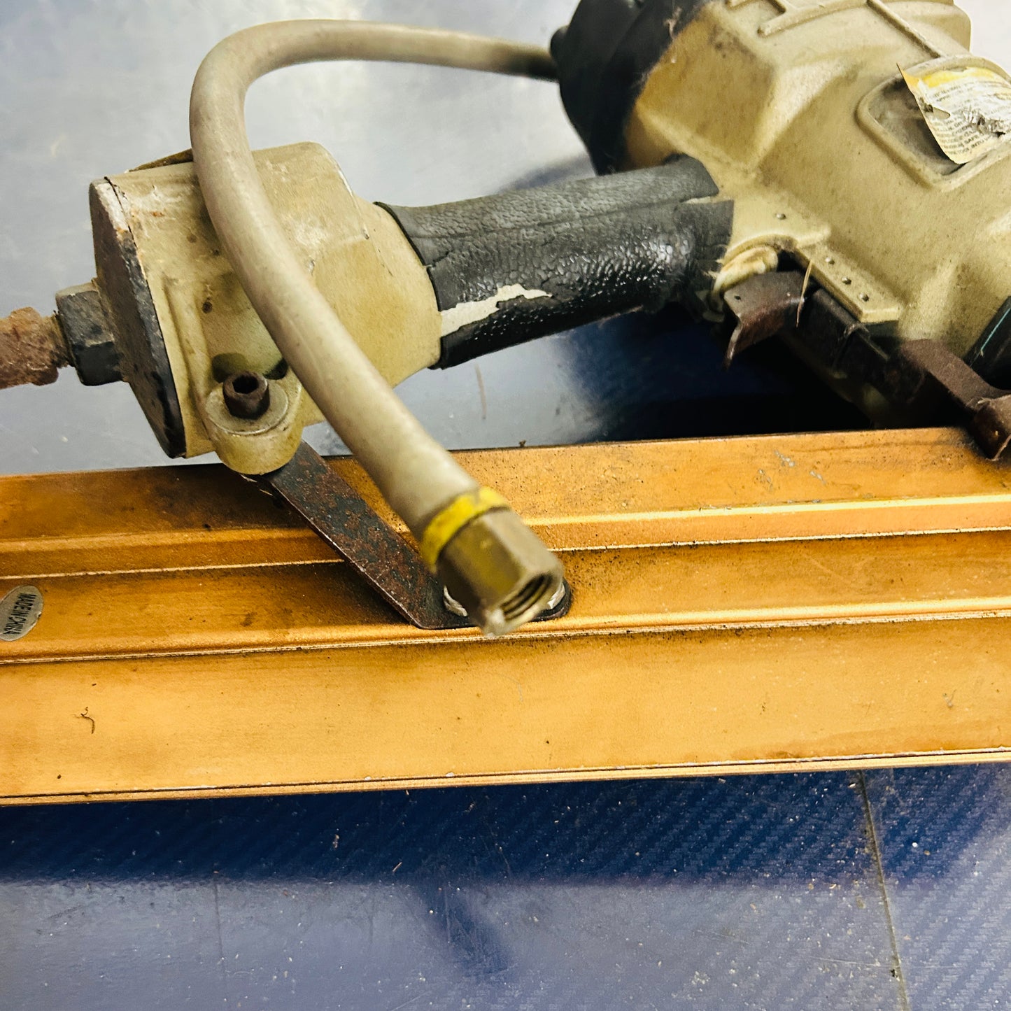 Heavy-Duty Pneumatic Framing Nailer – Used Air-Powered Nail Gun for Construction & Carpentry